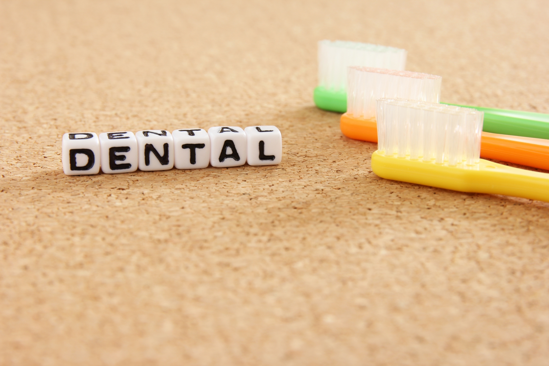 セラミック素材を使用した歯の治療は、通常保険適用外となります。そのため、セラミックと銀歯の違いを踏まえ、歯医者さんとしっかり相談しながら、治療の方針を決めることが一番と言えます。